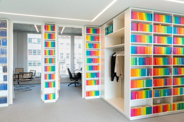 Die R�ume der Lektoren sind die einzigen mit T�ren, daf�r nur neun Quadratmeter gro�.