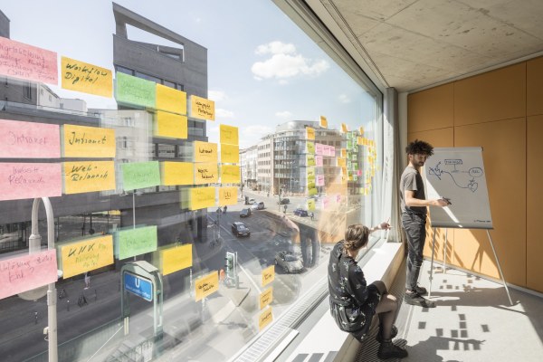 Besprechungsraum mit Blick auf das L40 � hinter poppigen Klebezetteln