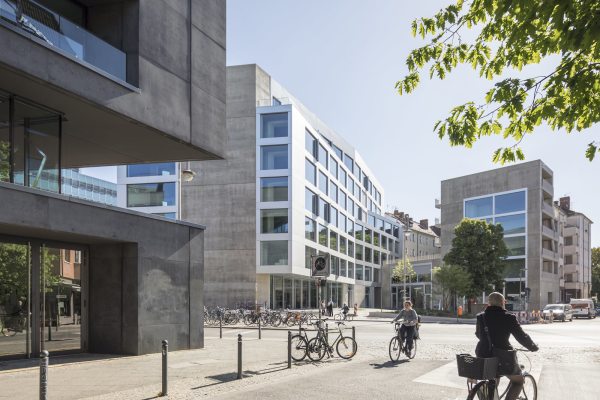 Die Bundschuh-Ecke: Blick aus der Linienstrae, im Vordergrund links das schwarze L40, fertiggestellt 2009.