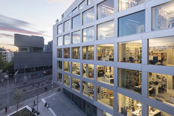 Auch das dunkle Wohnhaus gegen�ber stammt von Roger Bundschuh.