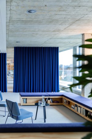 Das Design konzentriert sich auf wenige, kr�ftige Farben und stellt ansonsten die B�cher in den Mittelpunkt