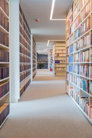 Insgesamt kommt Suhrkamp auf 4.893 �laufende Regalmeter� im ganzen Haus � knapp 5 Kilometer B�cher.