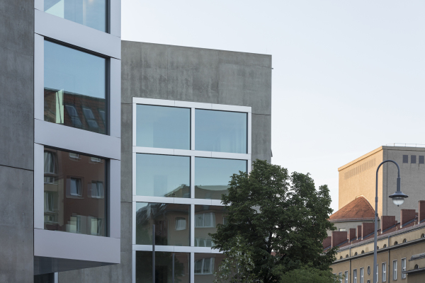 Der Wohnturm nimmt Bezug auf den Bhnenturm der Volksbhne.