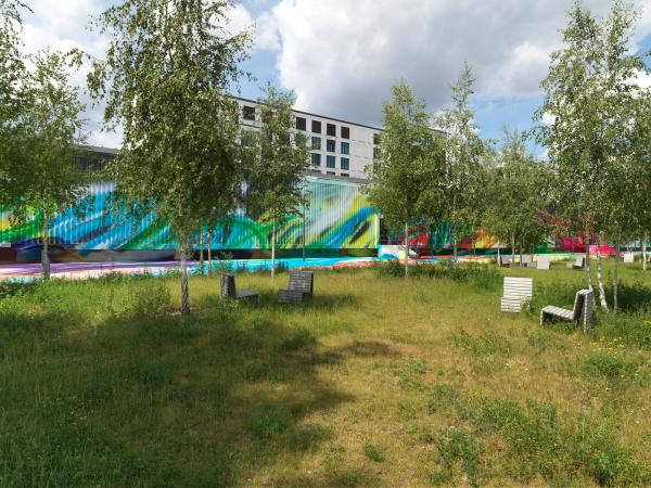 Katharina Grosse. It Wasnt Us, Ausstellungsansicht Hamburger Bahnhof  Museum fr Gegenwart  Berlin, 2020 / Courtesy KNIG GALERIE, Berlin, London, Tokyo / Gagosian / Galerie nchst St. Stephan Rosemarie Schwarzwlder, Wien  Katharina Grosse / VG Bild-Kunst, Bonn 2020