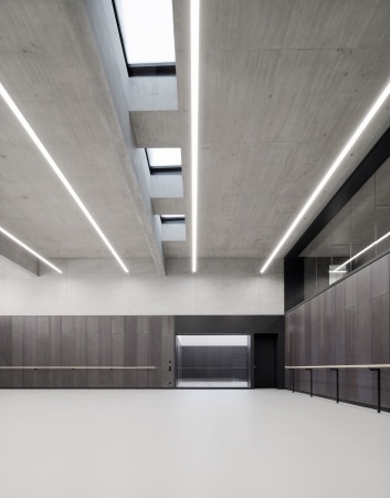 Blick vom gro�en in einen kleinen �bungssaal