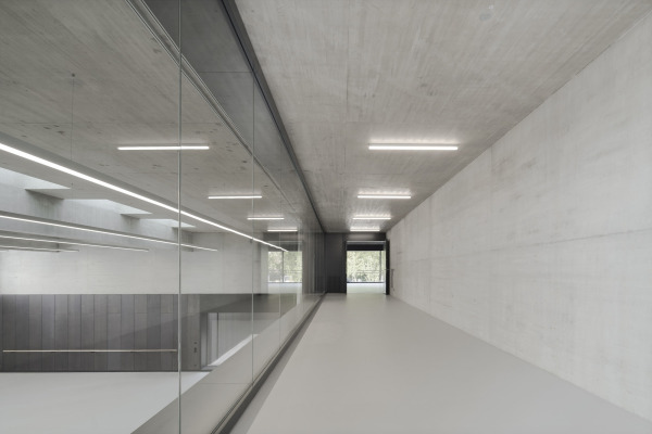 Jedes der vier Segmente am Hang beinhaltet je einen gro�en und einen kleinen �bungssaal.