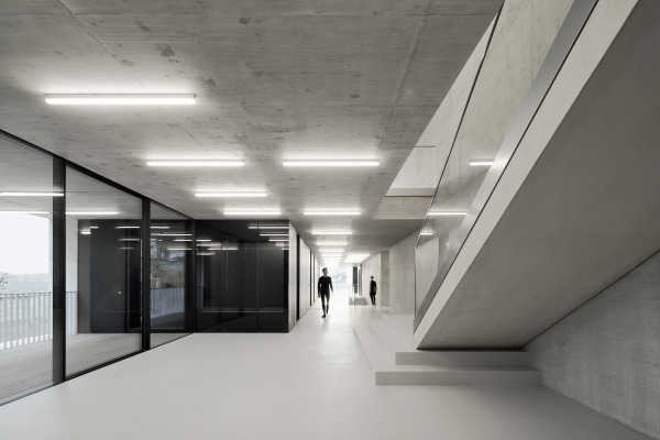 Die Hauptachse fhrt entlang der Nordseite von der Probebhne bis zum Internat durchs ganze Haus und an den acht Ballettslen entlang.