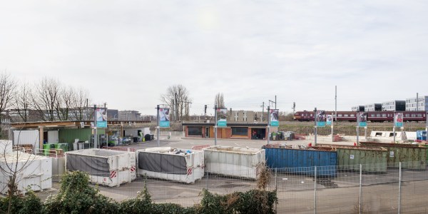 Antwerpen-Berchem: Die Container hinter dem Gelndeversatz