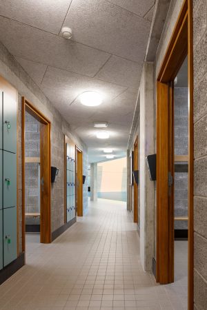 Gang zu den Umkleider�umen im EG