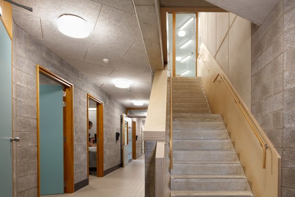 Treppe zum Gemeinschaftsraum ber den Umkleiden