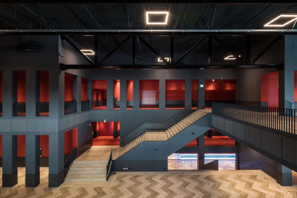 Theater von De Zwarte Hond und M2R