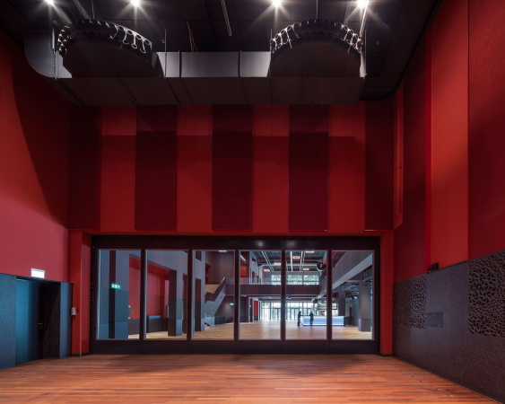 Theater von De Zwarte Hond und M2R