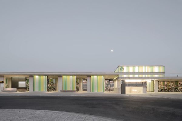 Bahnhofsplatz in Mnchen von Pool Leber