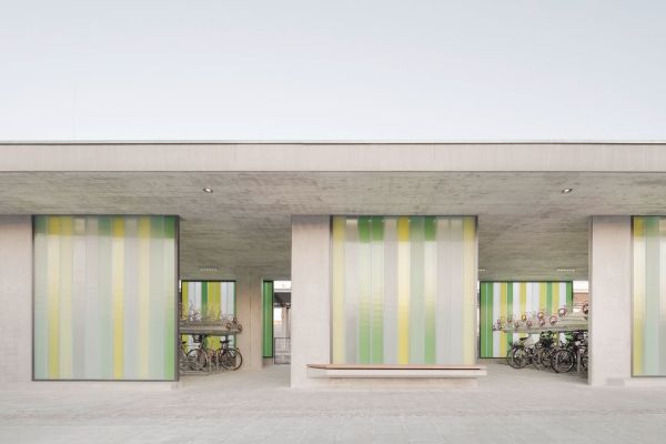 Bahnhofsplatz in Mnchen von Pool Leber