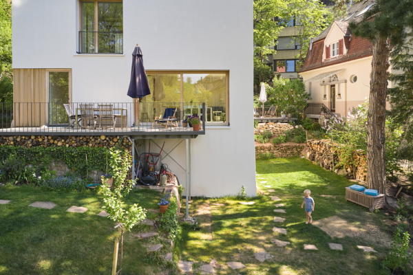 1. Preis Bauen im Bestand: Umbau eines Mehrfamilienhauses in ein Doppelhaus in Stuttgart, Frey Architekten (Stuttgart)