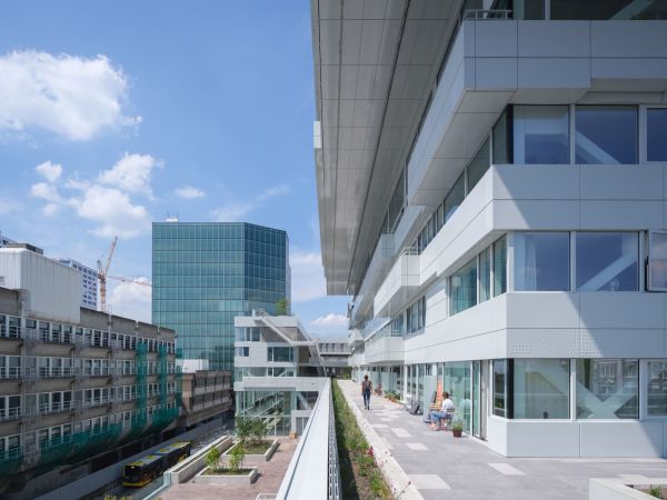 Mixed-Use am Utrechter Hauptbahnhof von VenhoevenCS