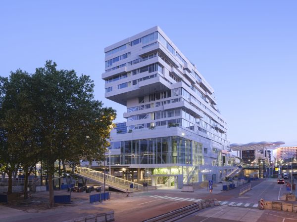 Mixed-Use am Utrechter Hauptbahnhof von VenhoevenCS