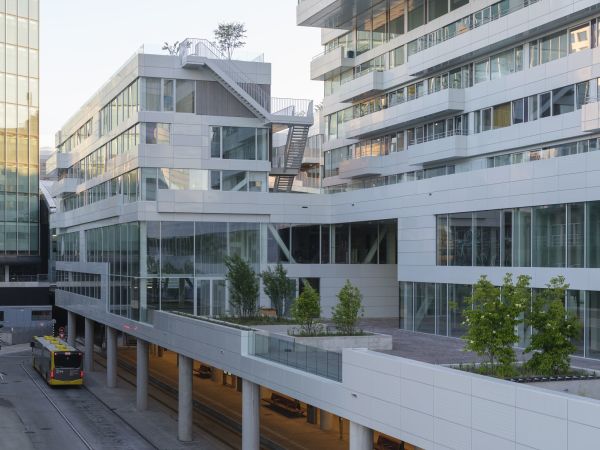 Mixed-Use am Utrechter Hauptbahnhof von VenhoevenCS