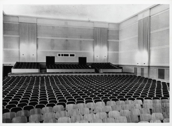 Zuschauerraum des Kinos Primus-Palast, Blick zum Vorführraum, um 1952