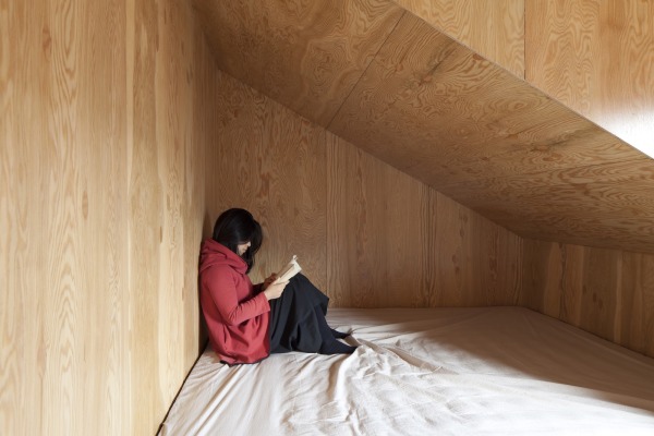 Das Hauptschlafzimmer wurde komplett mit Holz verkleidet