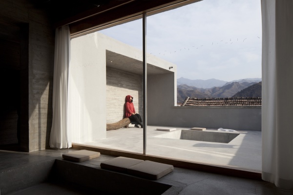 Am �stlichen Ende der Terrasse formt die Stra�enmauer eine geborgene Sitznische