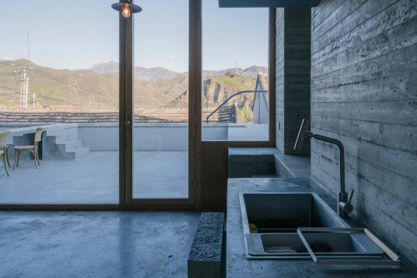 Der K�chentresen setzt sich au�en als Tischplatte fort