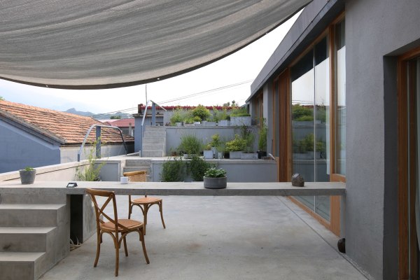 Die drei Stufen der S�dterrasse vor dem Haus