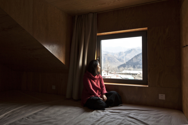 Das Hauptschlafzimmer mit quadratischem Fotofenster