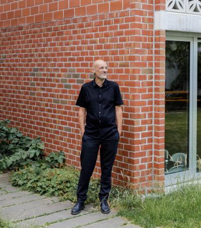 Erik Wiers: Belgischer Architekt vor sehr belgischem Hintergrund