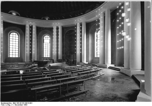 Der Innenraum von St. Hedwig bei der Wiedereinweihung am 1. November 1963.
