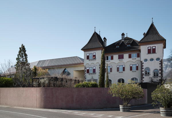 Das Hauptgebude der Kellerei Sankt Michael im Sdtiroler Eppan stammt aus dem Jahr 1908.