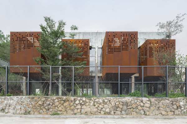 Aus der alten Betonstruktur ragen die Rume der Bibliothek aus Corten-Stahl