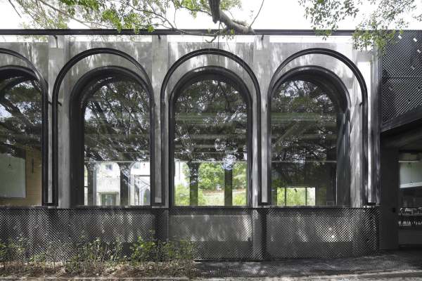 Die Architekten lieen die Gebrauchsspuren der alten Betonwnde sichtbar, fgten groe Fensterscheiben mit schlanken Stahlrahmen ein