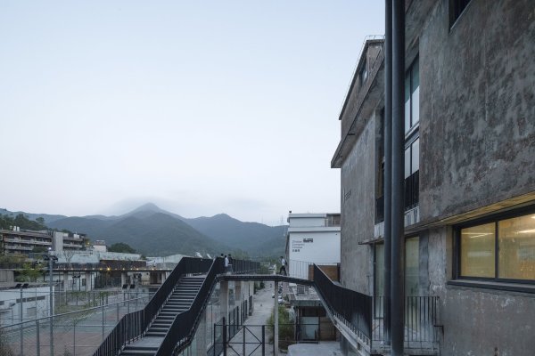 Der Haupteingang zum Wissenschaftsgebude liegt im ersten Stock, auf Hhe der Fugngerbrcke