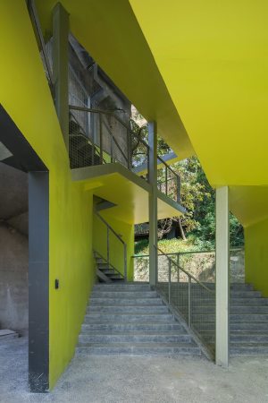 Die knalligen Farben der Eingangsbereiche sollen die Orientierung auf dem weitlufigen Gelnde erleichtern