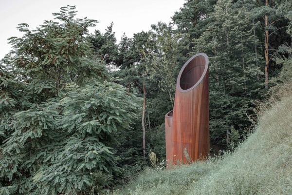 Zweikpfiger Entlftungskamin aus Corten-Stahl