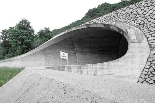 Die sdliche Tunnelausfahrt der Umgehungsstrae SS12