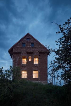 Verwandlung eines Hauses in Tschechien von ORA