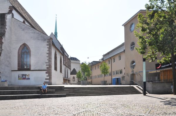 Blick in den Raum zwischen Barfsserkirche (links) und Stadtcasino (rechts) vor ...