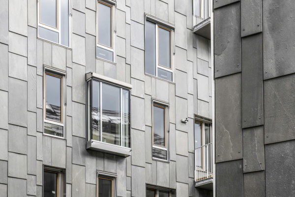 Ein Material fr Dach und Fassaden: norwegischer Oppdal-Schiefer berzieht die Gebude.