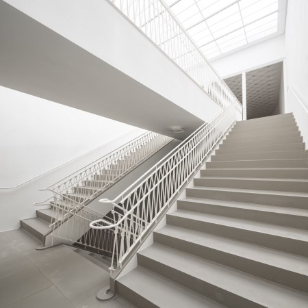 Die Zweiteilung der Treppe deutet die verschiedenen Wege an, die es durchs Haus gibt