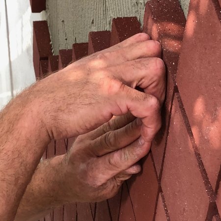 Das Verlegen der Ziegel an der Fassade