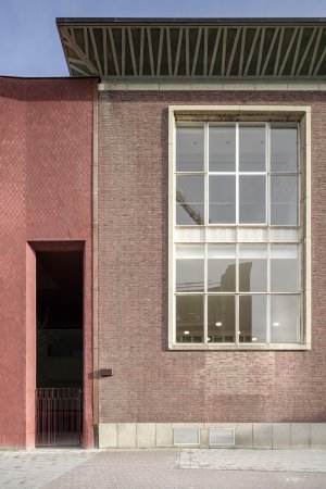 Anschluss von Alt- und Neubau an der Strae am neuen Haupteingang.