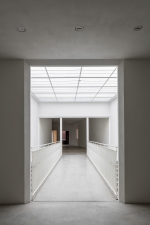 Der Treppenraum wird durch eine Lichtdecke belichtet