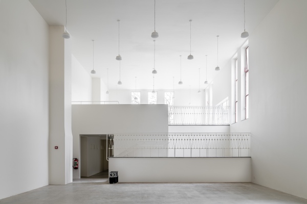 Hohe, helle R�ume mit Blick in den Garten bilden den �bergang von Alt- und Neubau