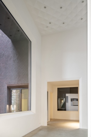 Der verwinkelte Pfad ins Museum soll der Entschleunigung dienen und an mittelalterliche Stadt- oder Klosteranlagen erinnern.