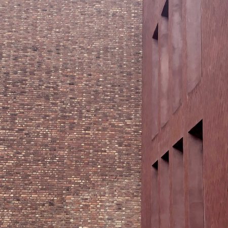 Anschluss von Alt- und Neubau auf der Gartenseite