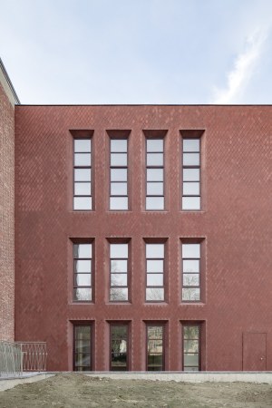 Anschluss von Alt- und Neubau im Garten