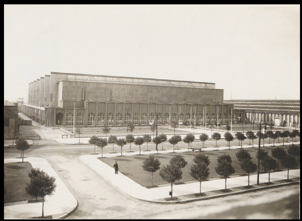 Die fertiggestellte Halle im Jahr 1928 war eine Nietkonstruktion aus Walzprofilen und Blechen.