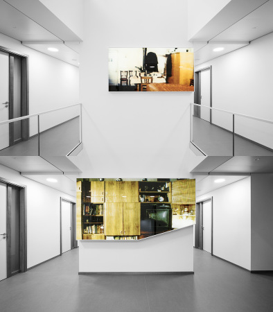 Die insgesamt 27 Objekte ihrer fotografische Leuchtkasteninstallation Ornaments of Social Living beleben Flur- und Aufenthaltsbereiche.